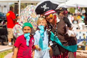 Live Music, Shopping, Local Food Vendors, Families, and more enjoying the seasonal Mermaid Market in Shrimp Park - Best Free Things To Do in Rocky Point, Mexico - Family Friendly Activities in Puerto Penasco