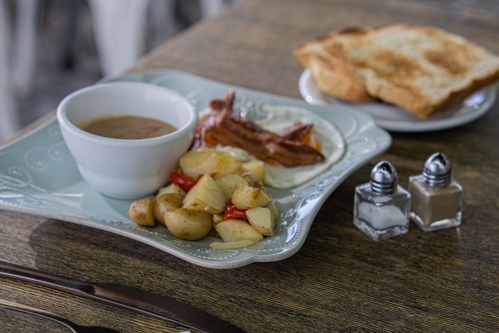 Eggs, Bacon, and Potatoes in Rocky Point Mexico, Breakfast and Brunch, Cafes and Bakeries, La Belle, Puerto Penasco